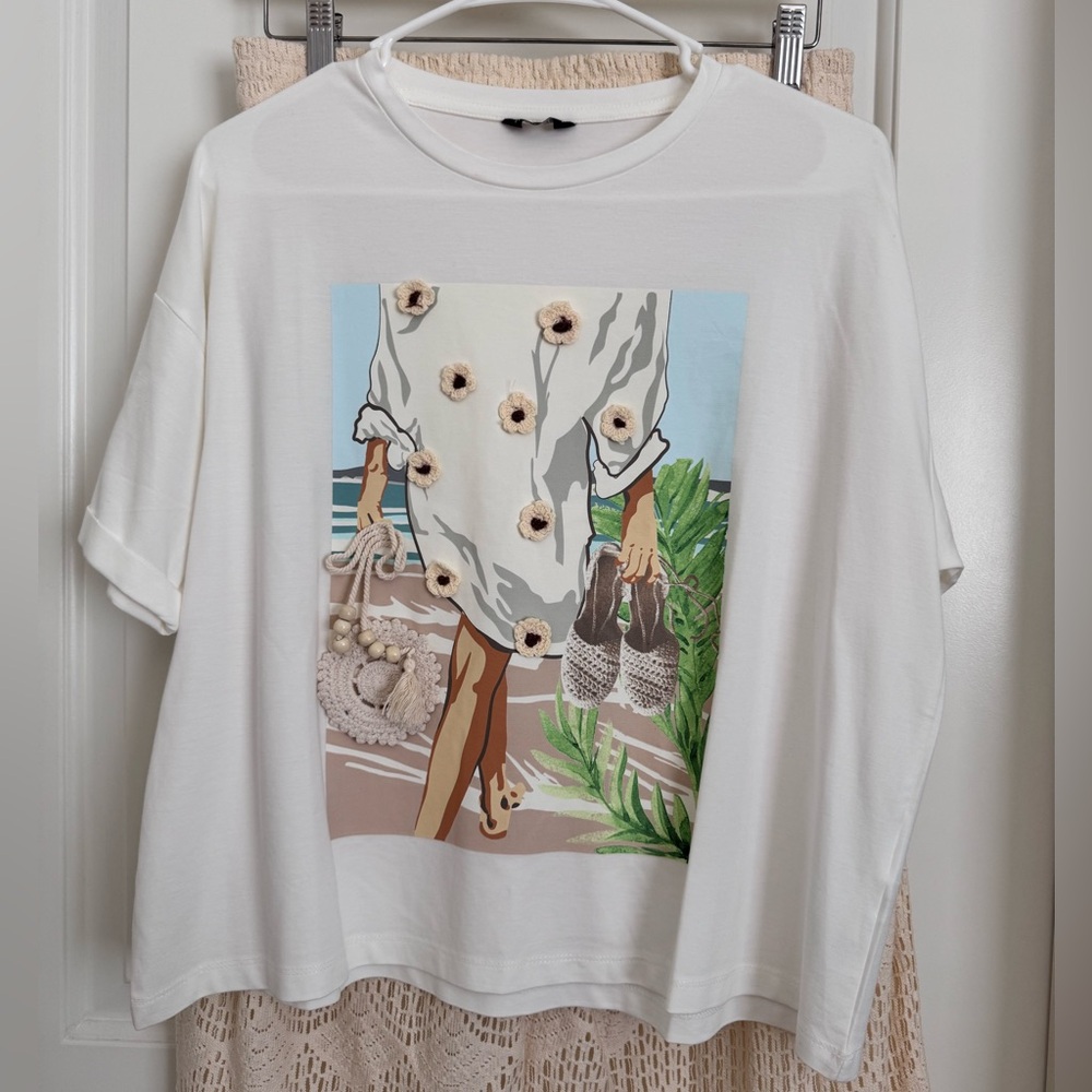 Splash Graphic White t-shirt with lace